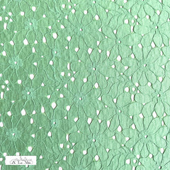 Kant -  bloemen licht groen-  €35/m