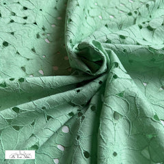 Kant -  bloemen licht groen-  €35/m
