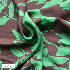 Crinkle - groene bloemen op bruin-  €31/m