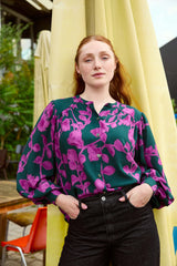 Atelier Jupe-Viscose Donkergroene viscose met fuchsia bloemen-  € 26 /m