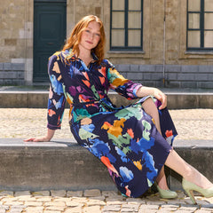 Atelier Jupe- Donkerblauwe viscose met wazige bloemen-  € 26 /m
