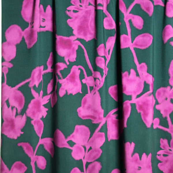 Atelier Jupe-Viscose Donkergroene viscose met fuchsia bloemen-  € 26 /m