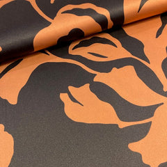 Polyester satijn- bloemen op zwart  € 31/m