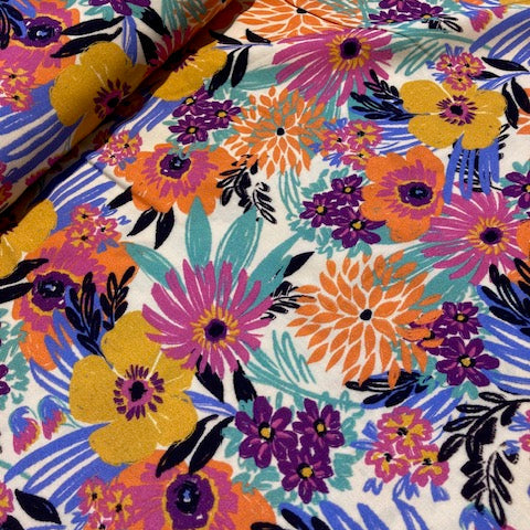 Viscose- bloemen op ecru-  € 18/m